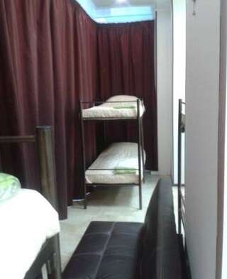 Гостиница Радикс Хостел Краснодар Спальное место на двухъярусной кровати в общем номере для мужчин-5